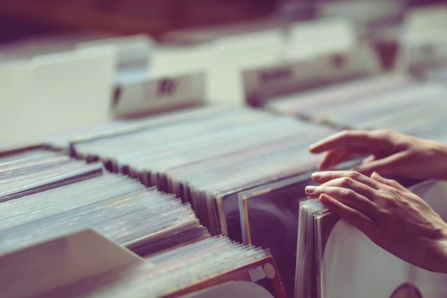 How to store vinyl records like a pro in 21st century
