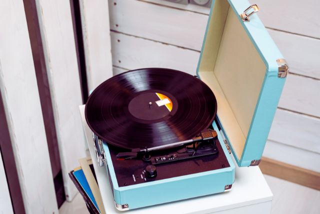 How to use a crosley record player?