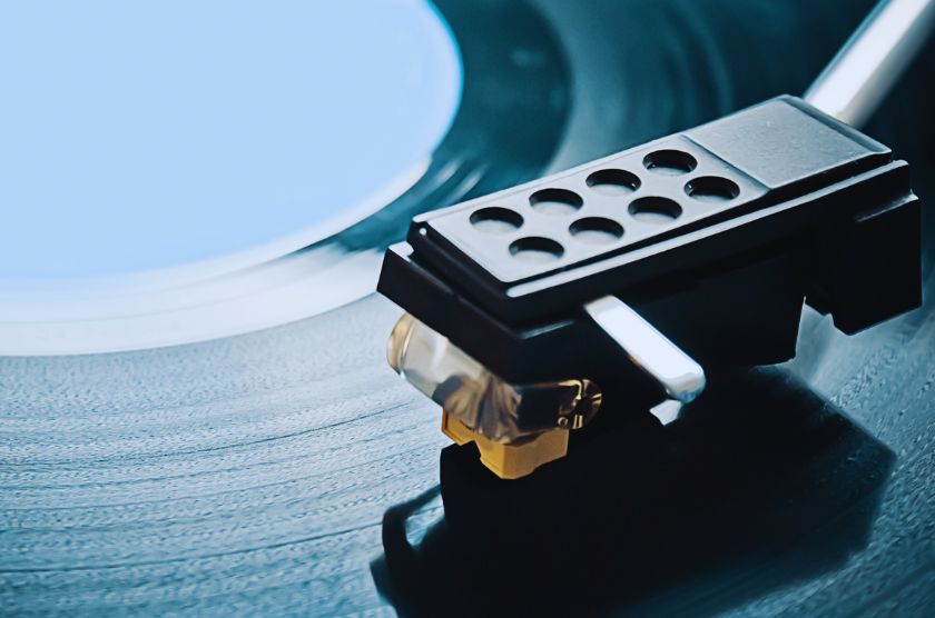 how do vinyl records produce music