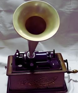 phonograph vs gramophone