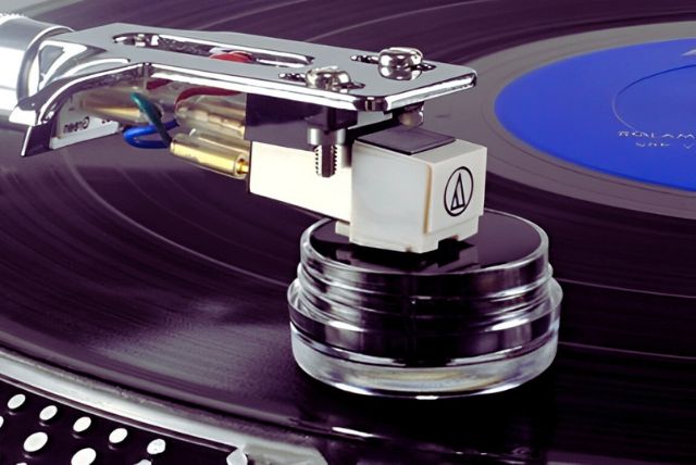 Clean the turntable stylus (needle)