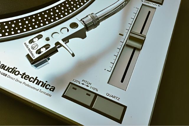 Consistent speed of direct drive turntable