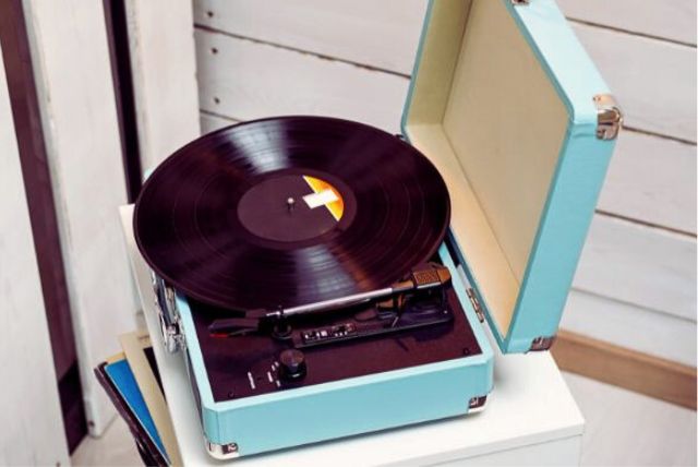 How to use a Crosley record player