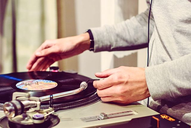 Lift the tonearm only when the record player platter stops spinning